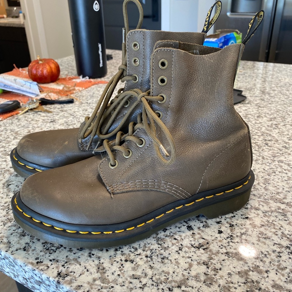 Dr marten pascal army green boot women’s size 7